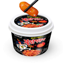 Carregar imagem no visualizador da galeria, Tteokbokki Buldak Pastel de Arroz Instantáneo Sabor Pollo Super Picante SamYang 185g
